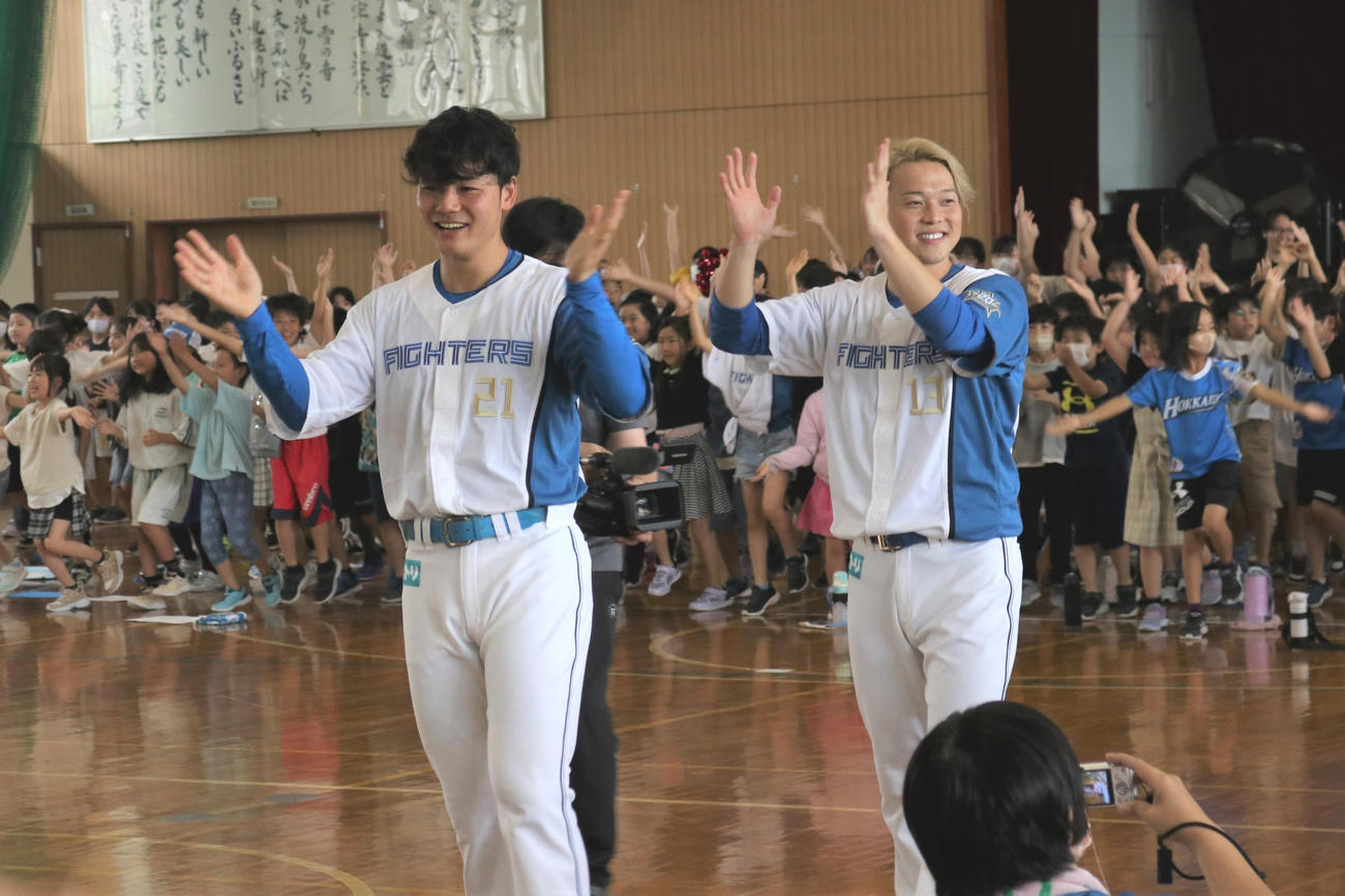 児童が踊るダンスに合わせて手拍子する（左から）日本ハム清宮と生田目（撮影・石井翔太）
