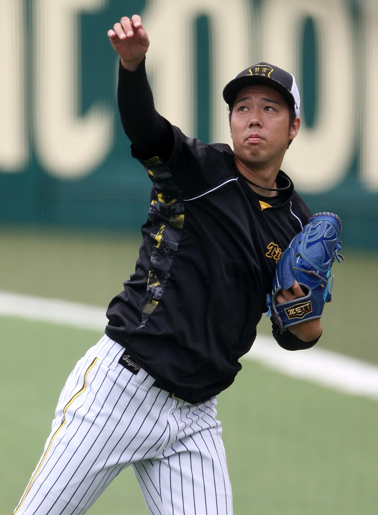 投手指名練習でキャッチボールする阪神青柳（撮影・上山淳一）