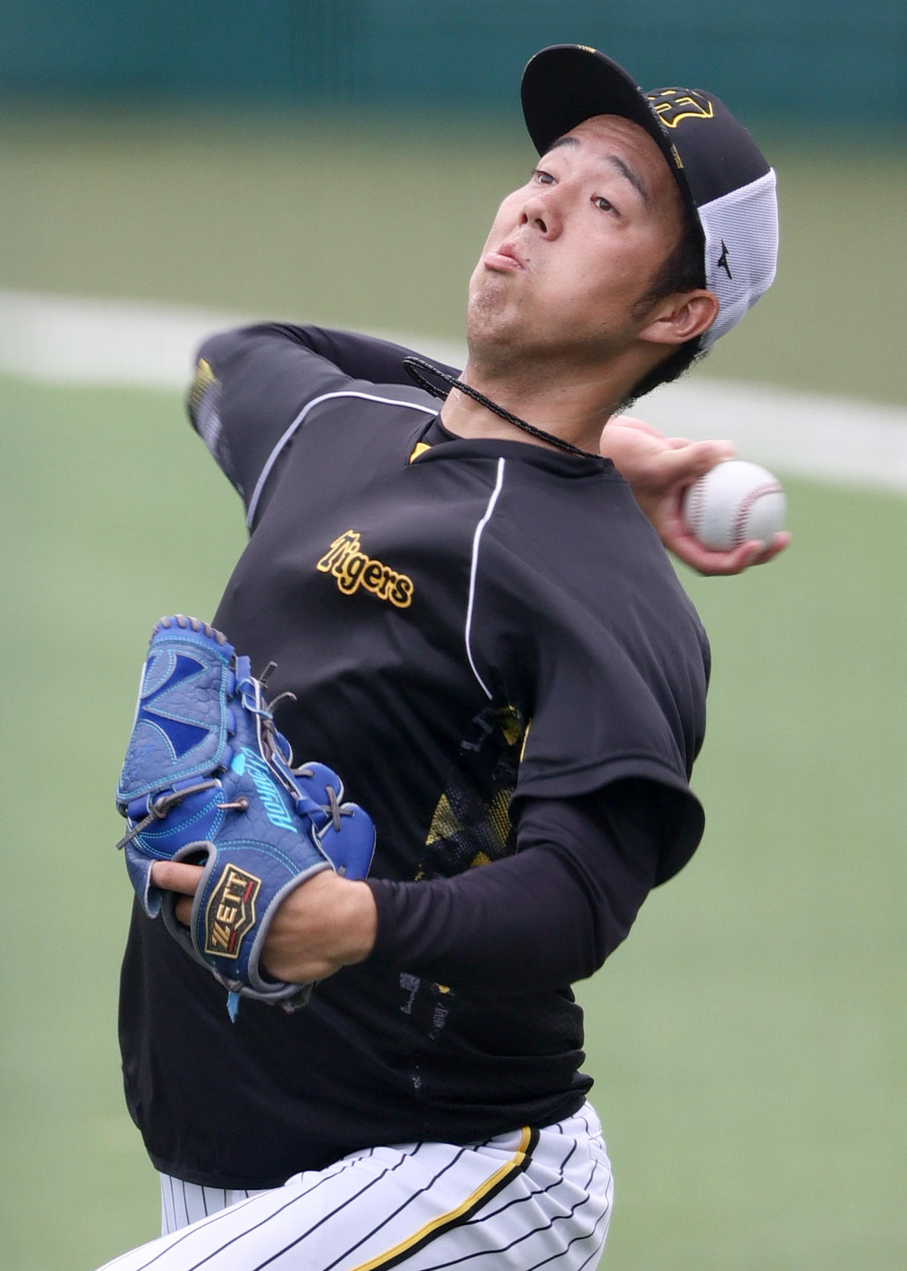 投手指名練習でキャッチボールする阪神青柳（撮影・上山淳一）
