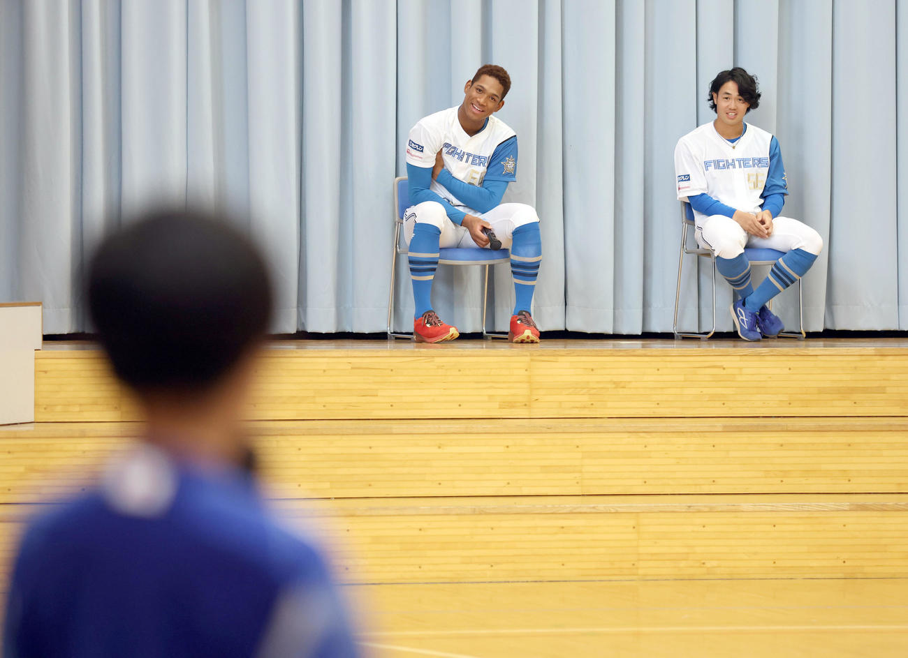 北広島西部小学校を訪れ児童から質問される日本ハム万波（左）と細川（撮影・佐藤翔太）
