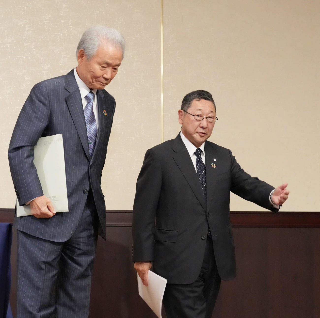 2023年第1回プロ野球オーナー会議後の会見を終え引き揚げる榊原NPBコミッショナー（左）と議長の西武後藤オーナー（撮影・小沢裕）