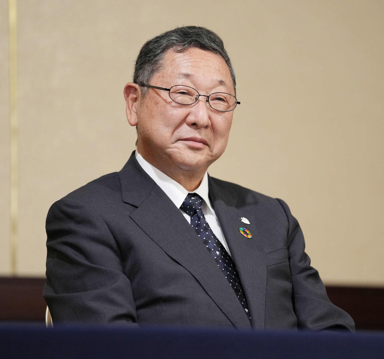 2023年第1回プロ野球オーナー会議を終え会見で笑顔を見せる議長の西武後藤オーナー（撮影・小沢裕）