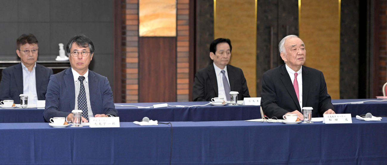 会議に出席する中日大島宇一郎オーナー（左）と広島松田元オーナー（代表撮影）