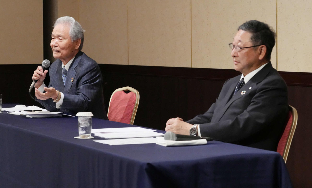 2023年第1回プロ野球オーナー会議を終え会見に臨む榊原NPBコミッショナー。手前右は議長の西武後藤オーナー（撮影・小沢裕）