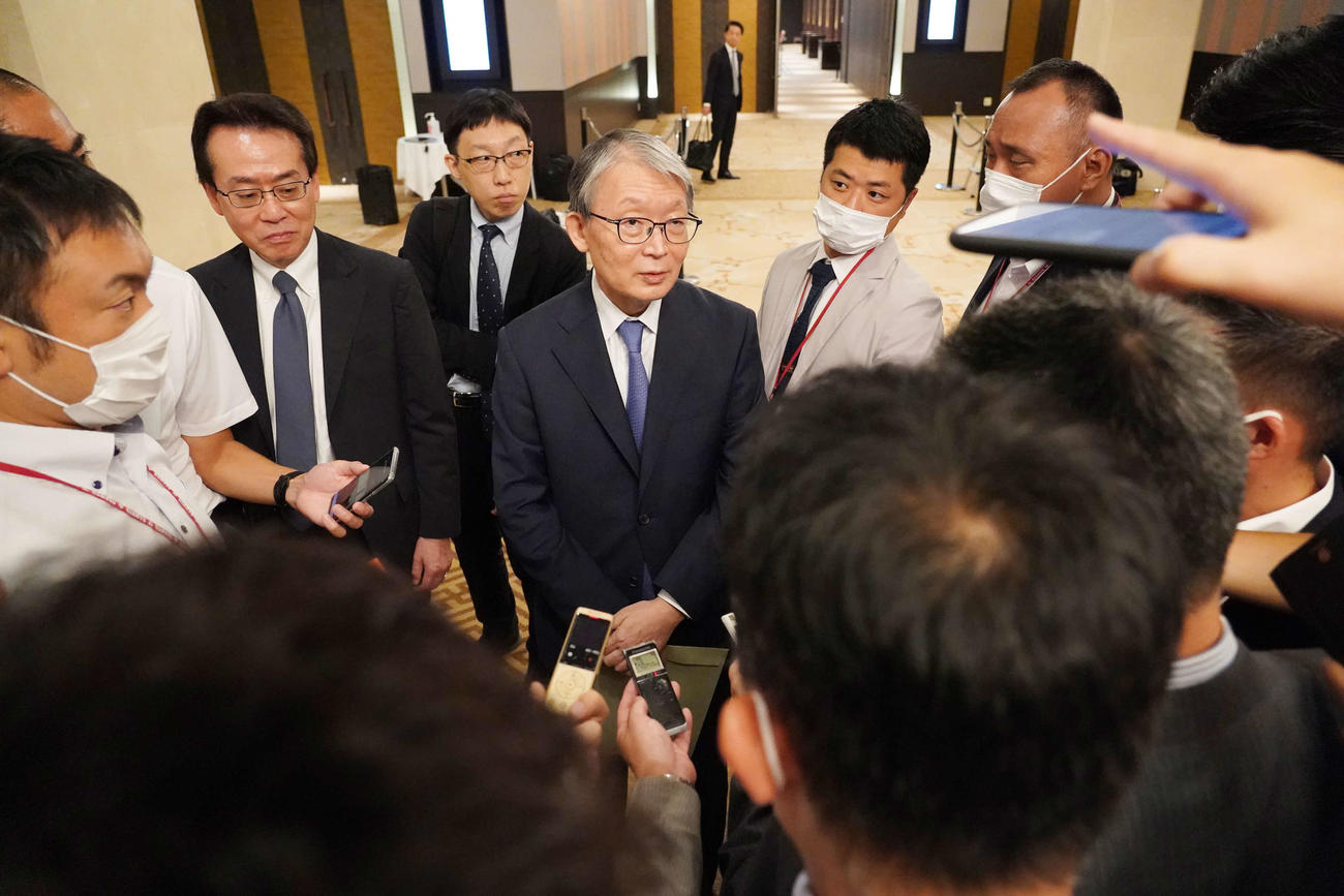 2023年第1回プロ野球オーナー会議を終え、囲み取材に応じる巨人山口オーナー（撮影・小沢裕）