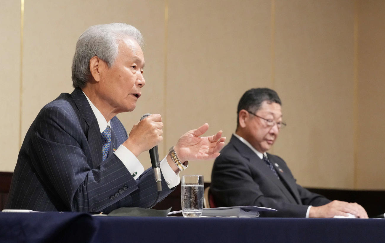 2023年第1回プロ野球オーナー会議を終え会見に臨む榊原NPBコミッショナー。右奥は議長の西武後藤オーナー（撮影・小沢裕）