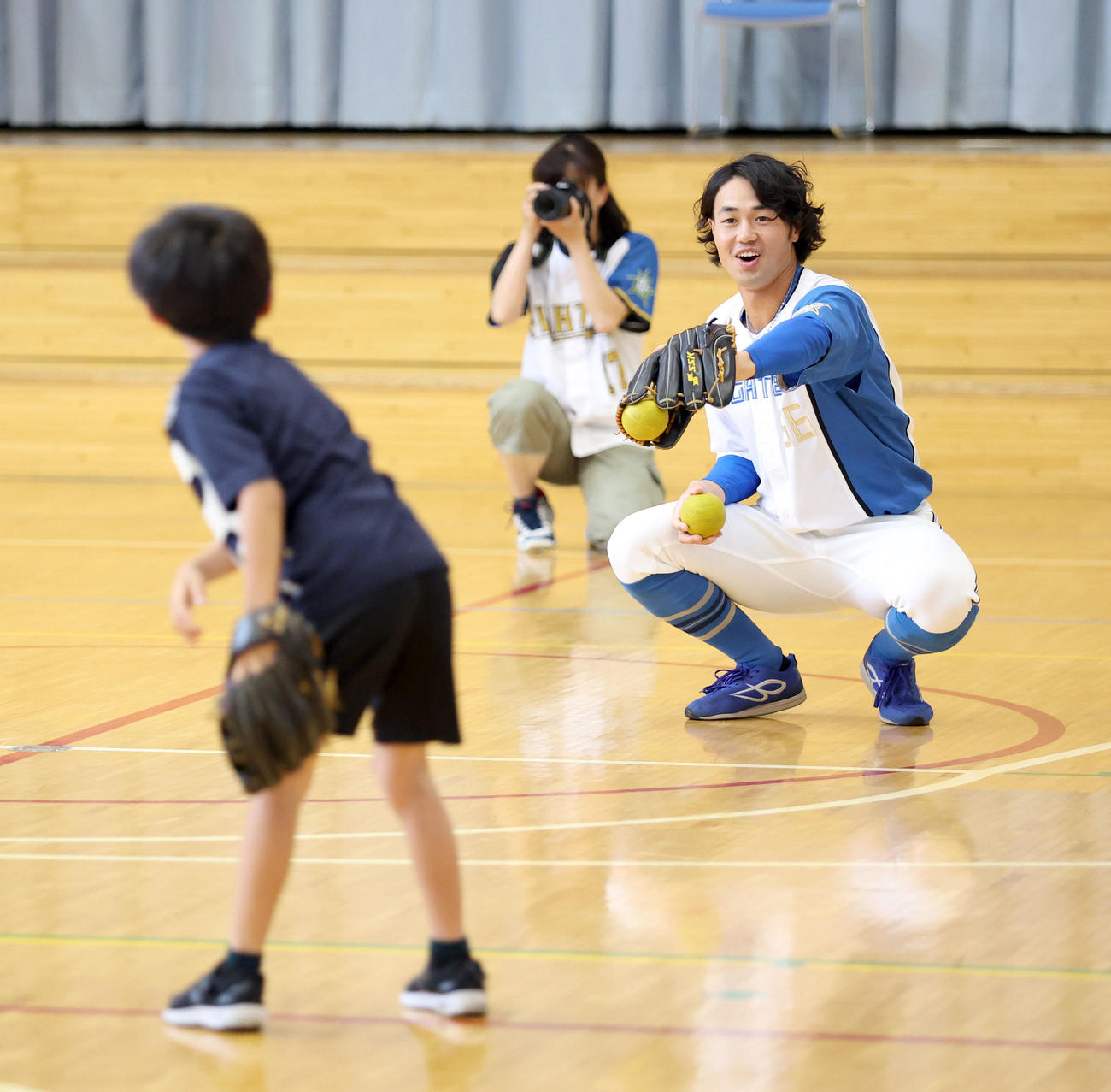 北広島西部小学校を訪れ児童たちとキャッチボールをする日本ハム細川（撮影・佐藤翔太）