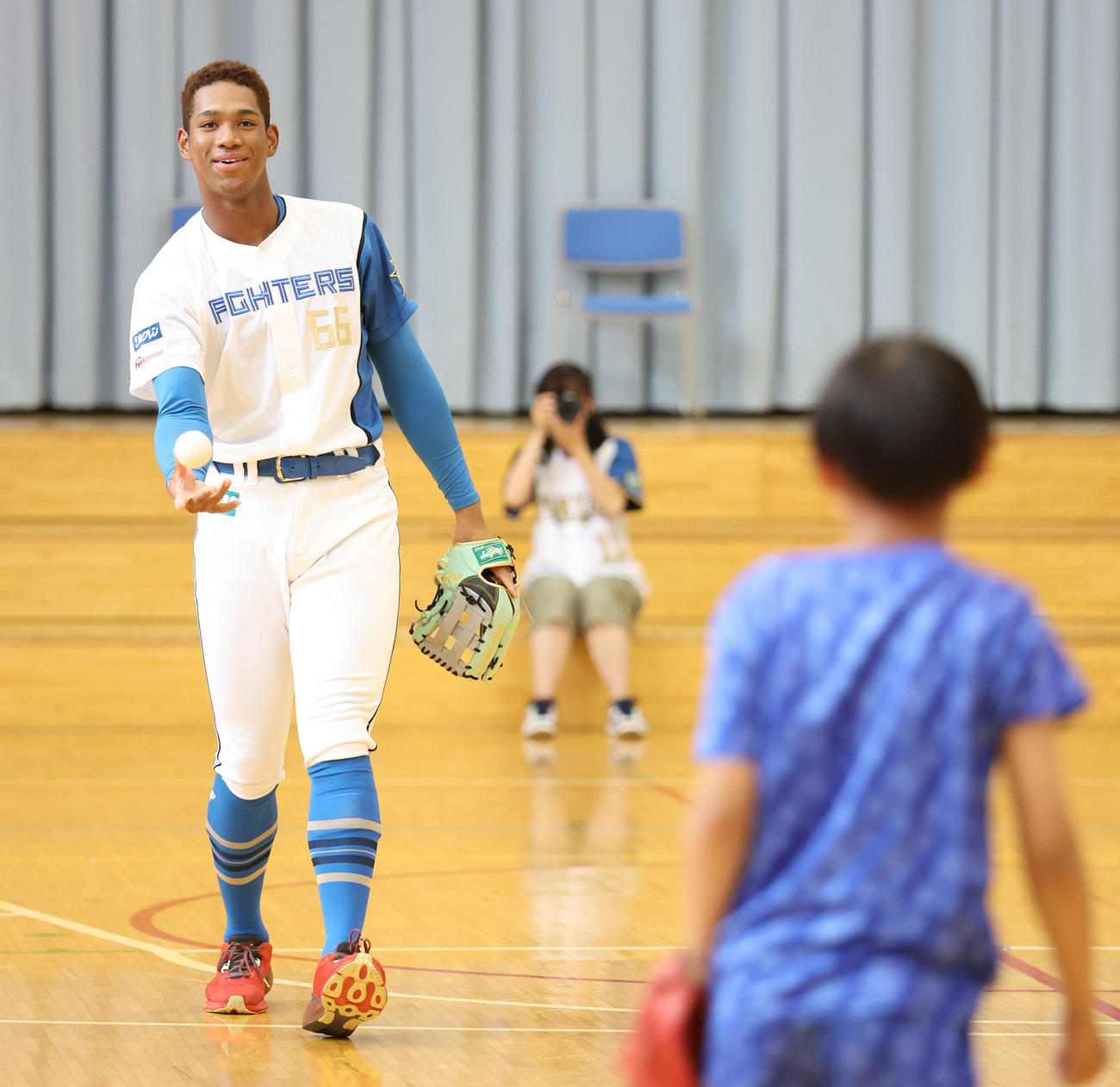 北広島西部小学校を訪れ児童とキャッチボールをする日本ハム万波（撮影・佐藤翔太）