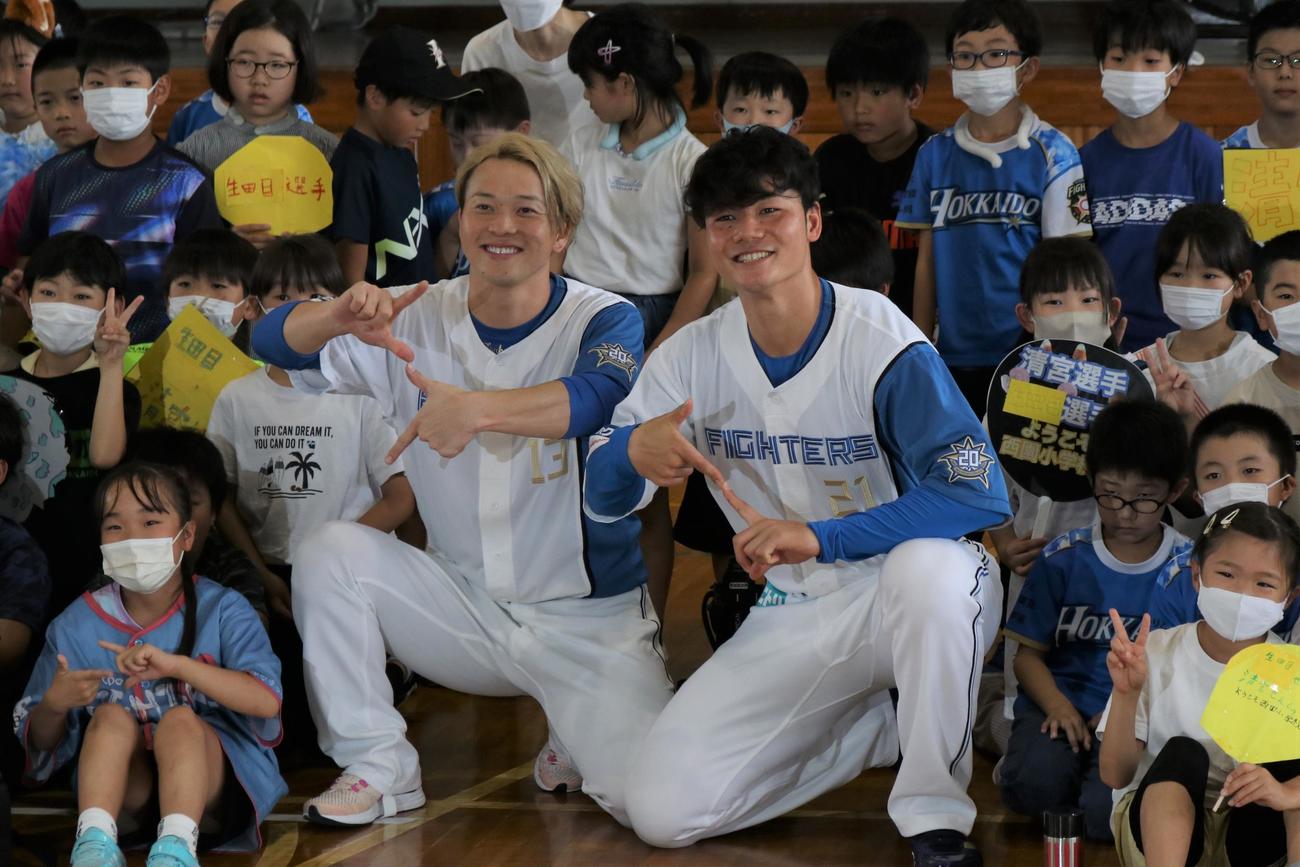 「Sポーズ」で記念撮影に収まる（中央左から）日本ハム生田目と清宮（撮影・石井翔太）