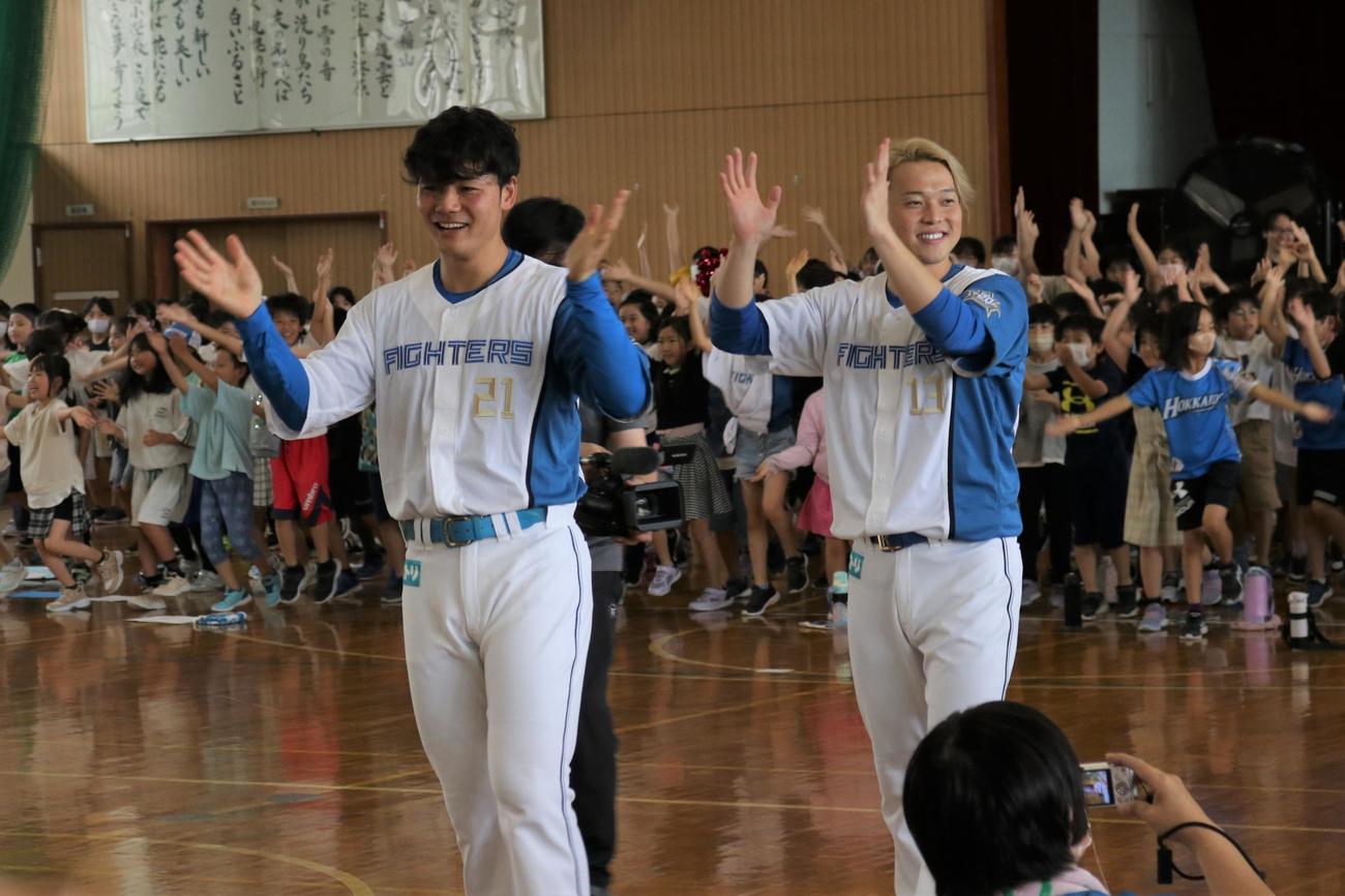 児童が踊るダンスに合わせて手拍子する（左から）日本ハム清宮と生田目（撮影・石井翔太）