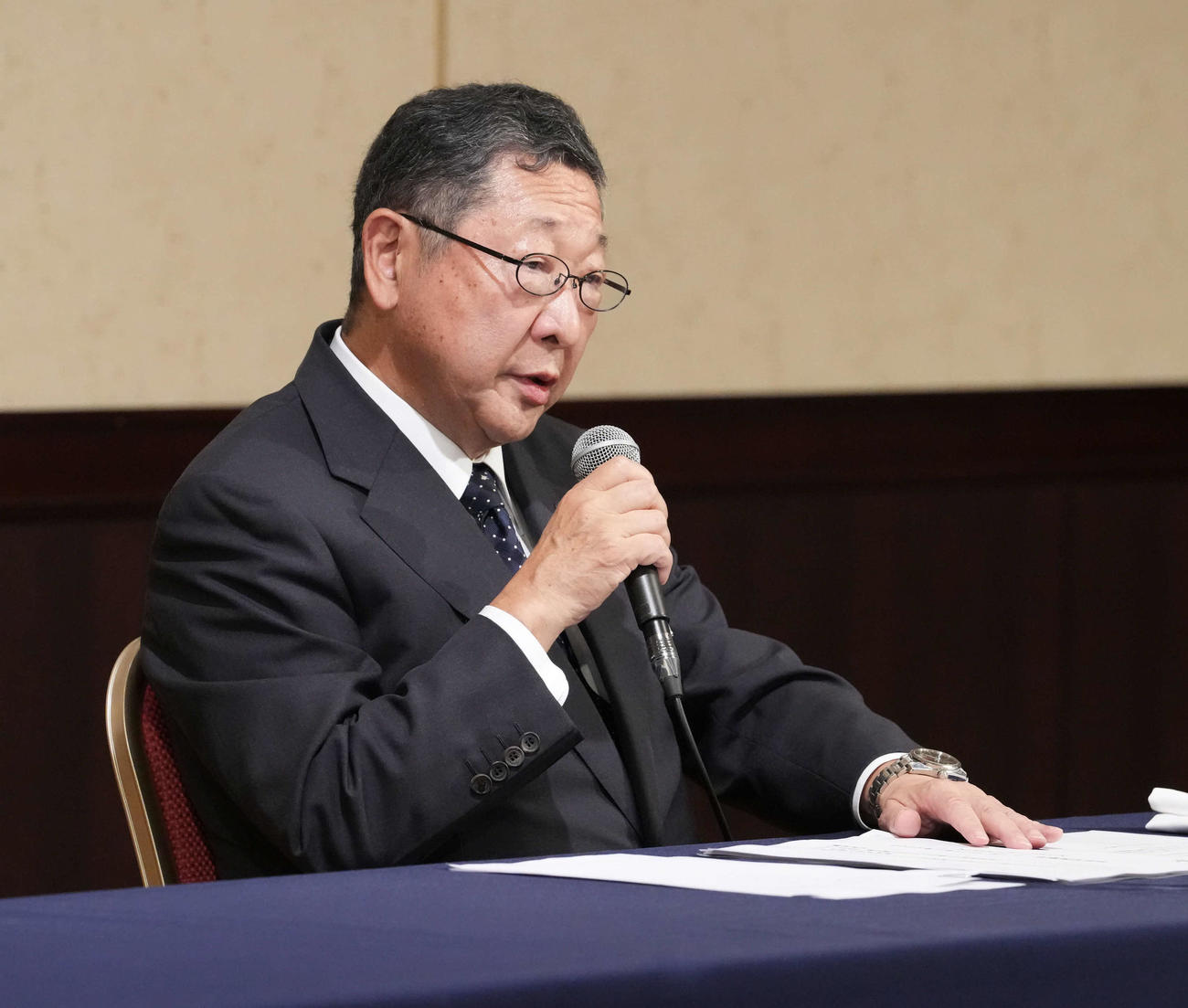 2023年第1回プロ野球オーナー会議を終え会見に臨む議長の西武後藤オーナー（撮影・小沢裕）