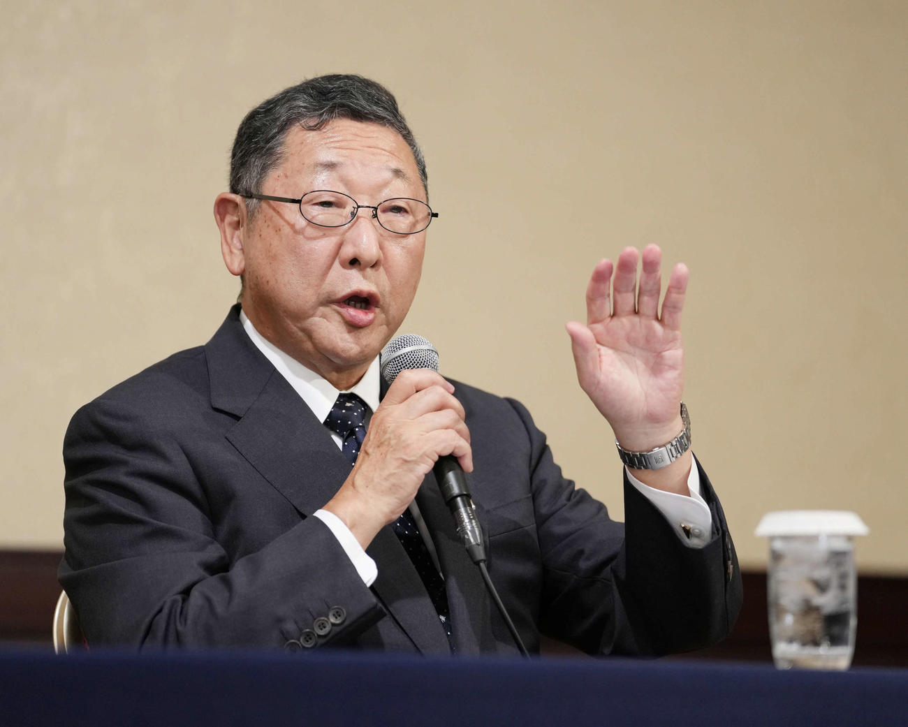 2023年第1回プロ野球オーナー会議を終え会見に臨む議長の西武後藤オーナー（撮影・小沢裕）