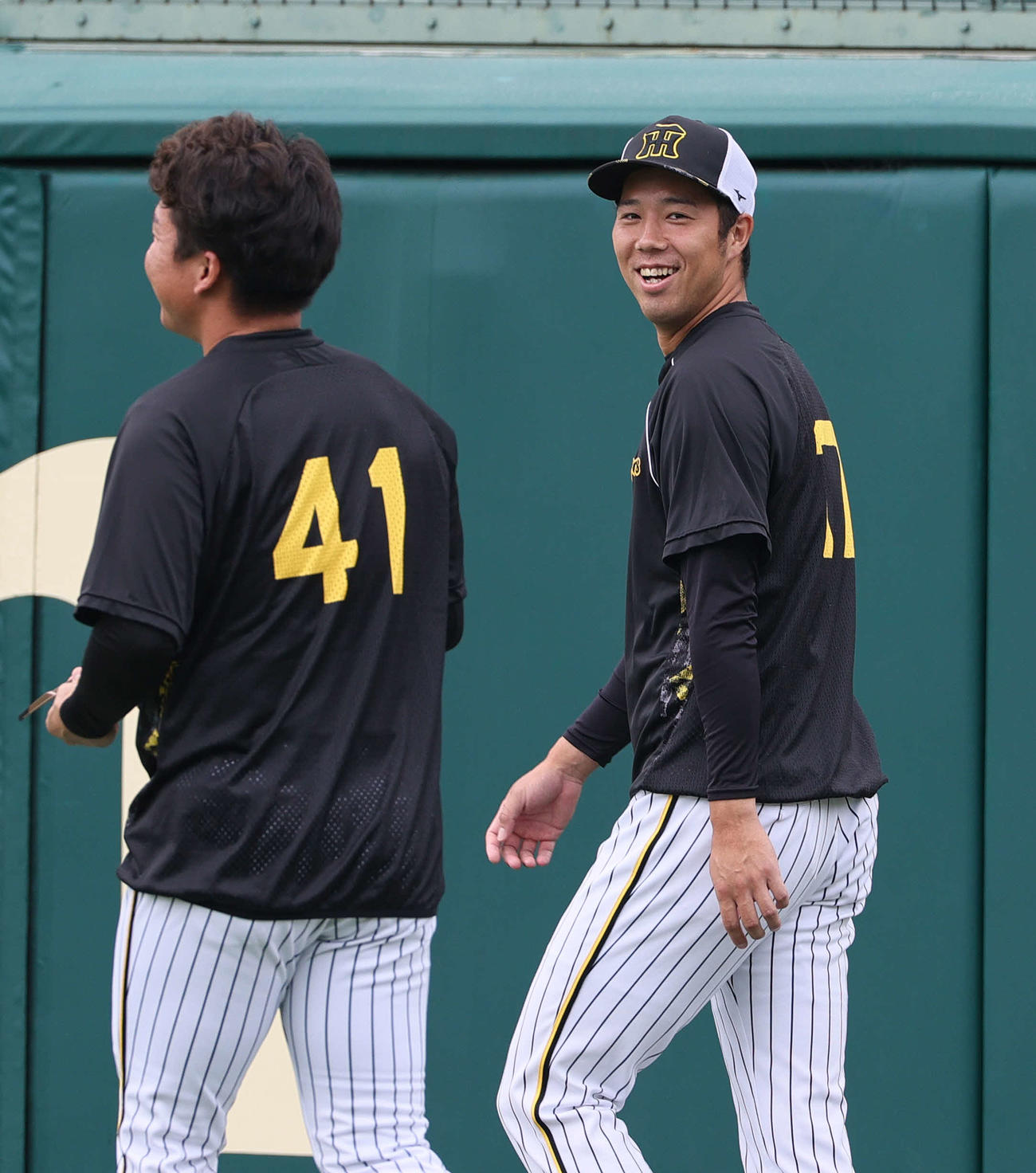 投手指名練習で笑顔を見せる青柳（右）と村上（撮影・上山淳一）