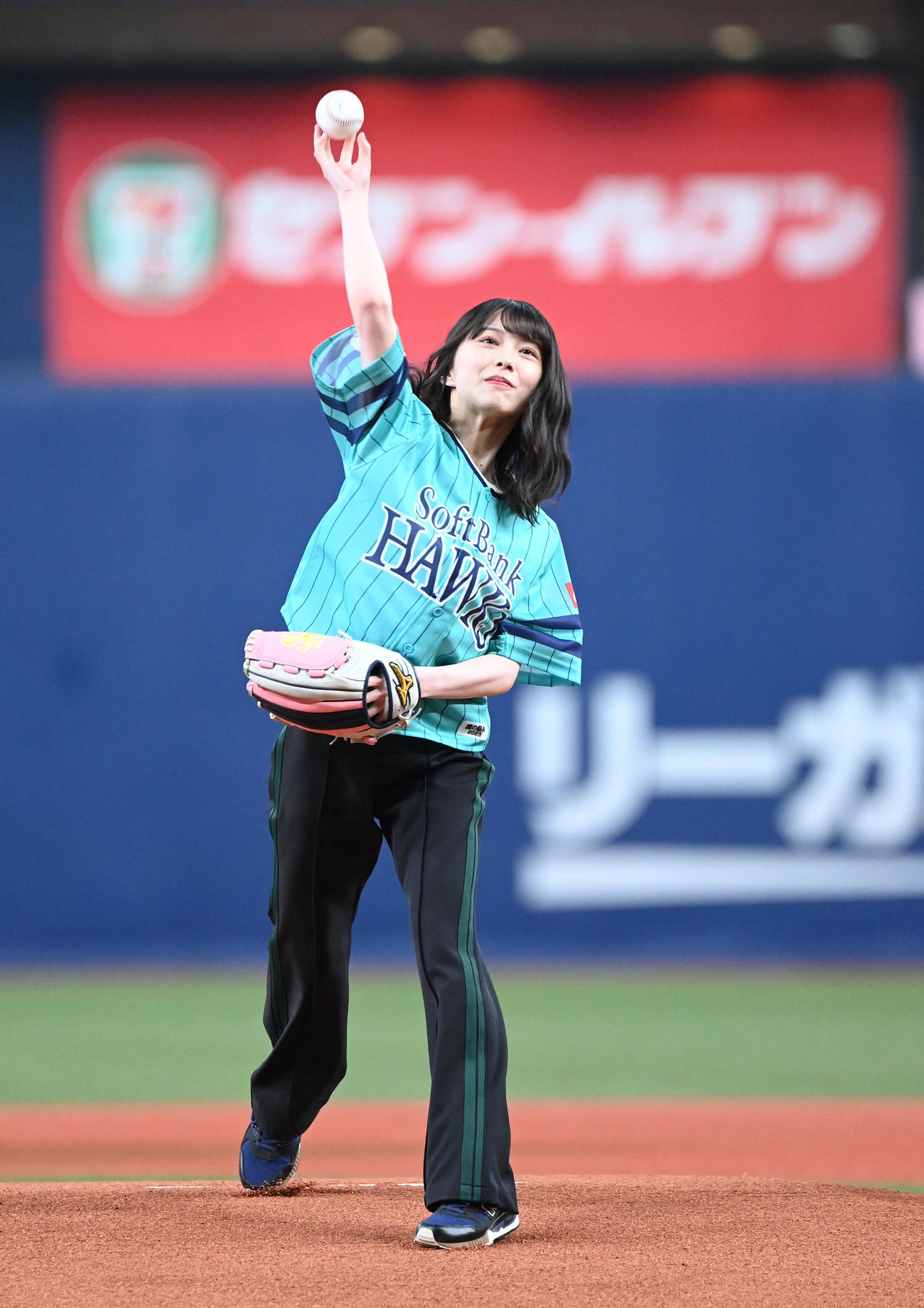 ソフトバンク対西武　始球式を務める櫻坂46の森田ひかる（撮影・和賀正仁）