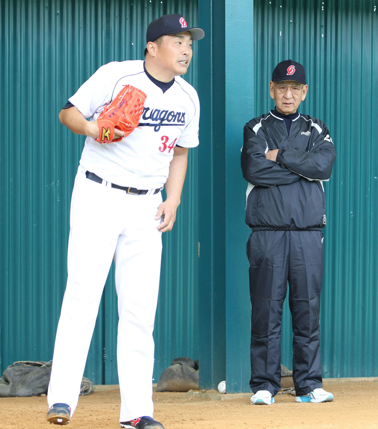 12年、春季キャンプで山本昌にアドバイスする杉下茂氏