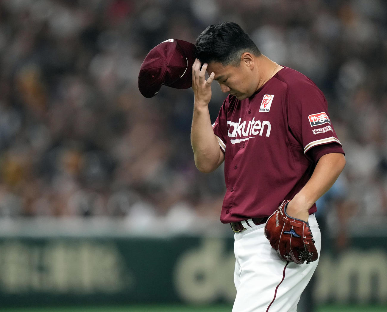 4日オリックス戦の1回に満塁弾を浴び下を向く田中将大