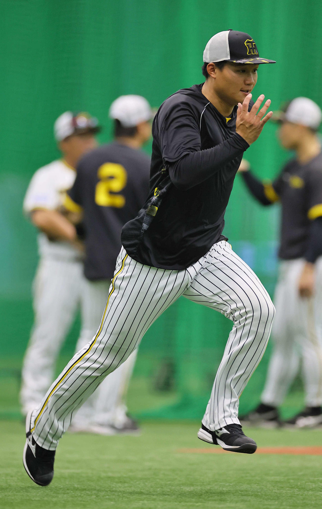 7日、室内練習場をダッシュする森下