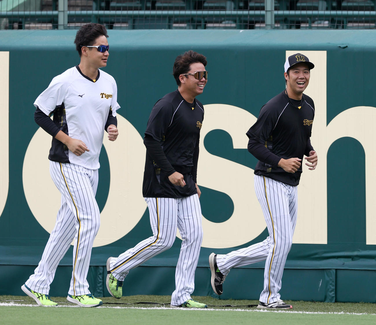 投手指名練習で笑顔を見せる、左から大竹、村上、青柳（撮影・上山淳一）