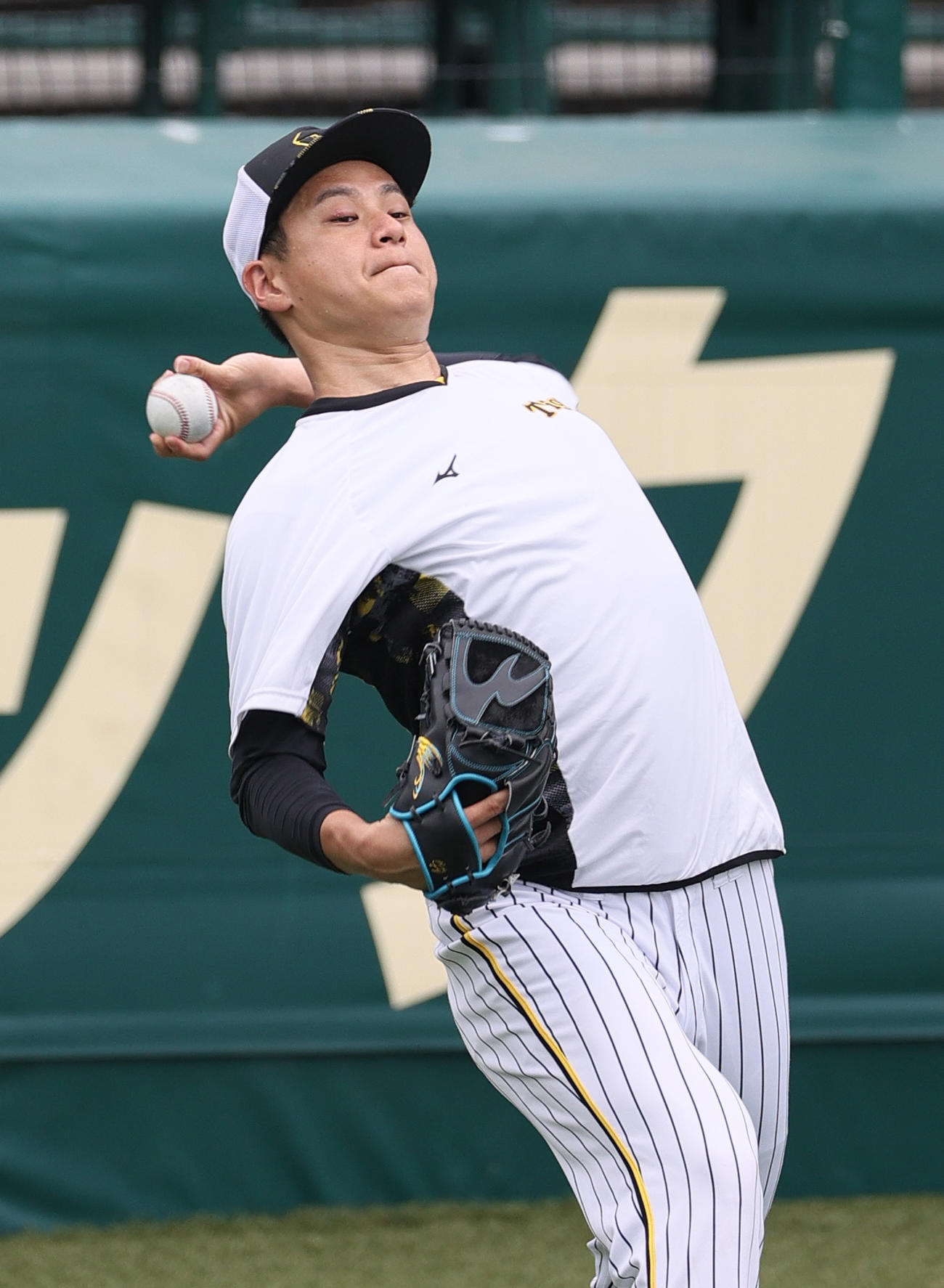 投手指名練習でキャッチボールする阪神大竹（撮影・上山淳一）