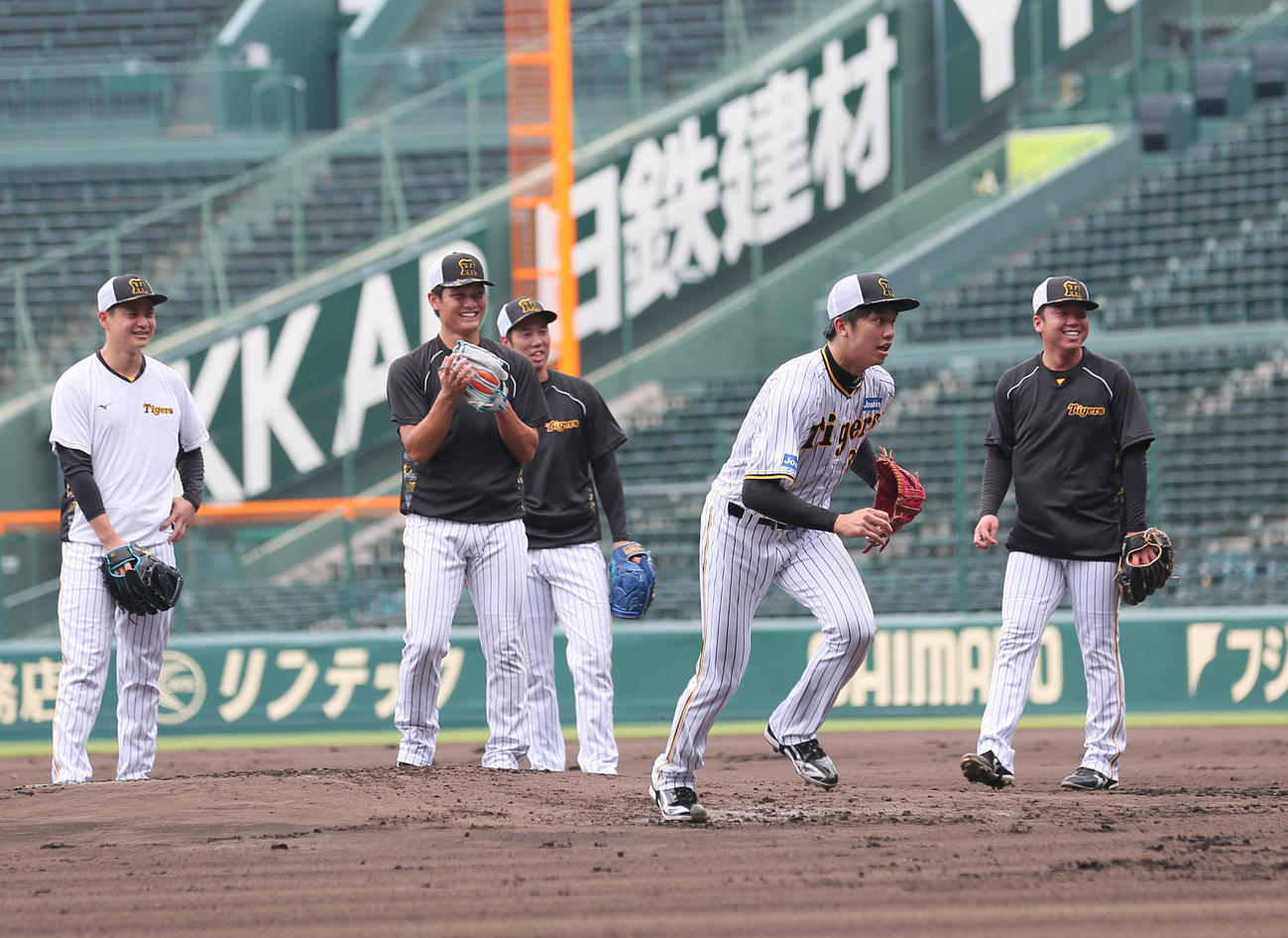 投手指名練習で汗を流す阪神投手陣、左から大竹、西純、青柳、才木、村上（撮影・上山淳一）
