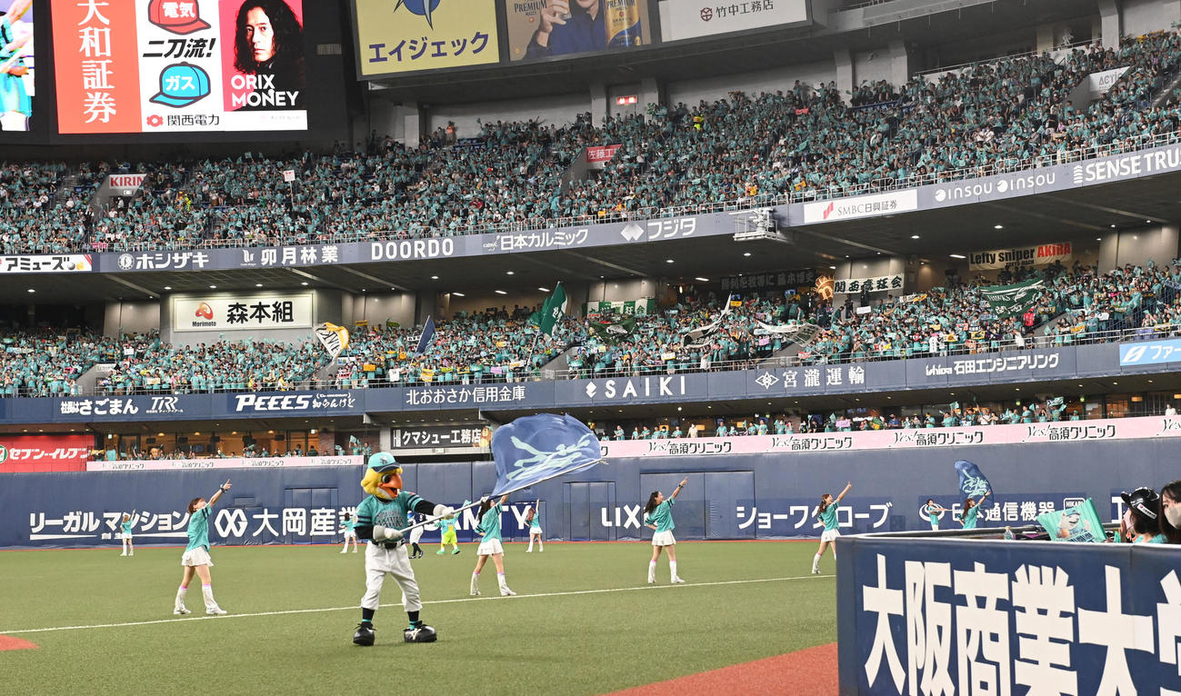 ソフトバンク対西武　7回裏を迎え気勢をあげるソフトバンクファン（撮影・和賀正仁）