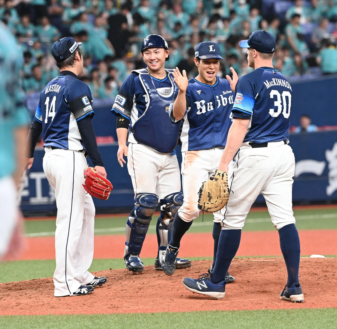 ソフトバンク対西武　9回裏のピンチをしのぎ増田（左）に笑顔を見せる捕手古賀（同2人目）（撮影・和賀正仁）