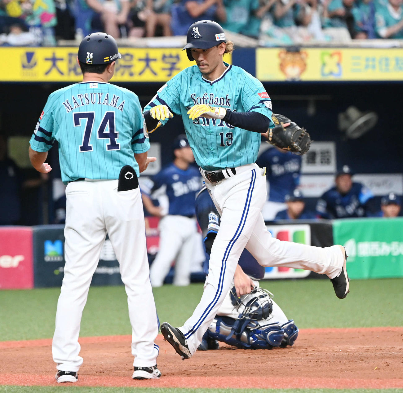 ソフトバンク対西武　6回裏ソフトバンク無死、右越え本塁打を放ち生還する三森（撮影・和賀正仁）