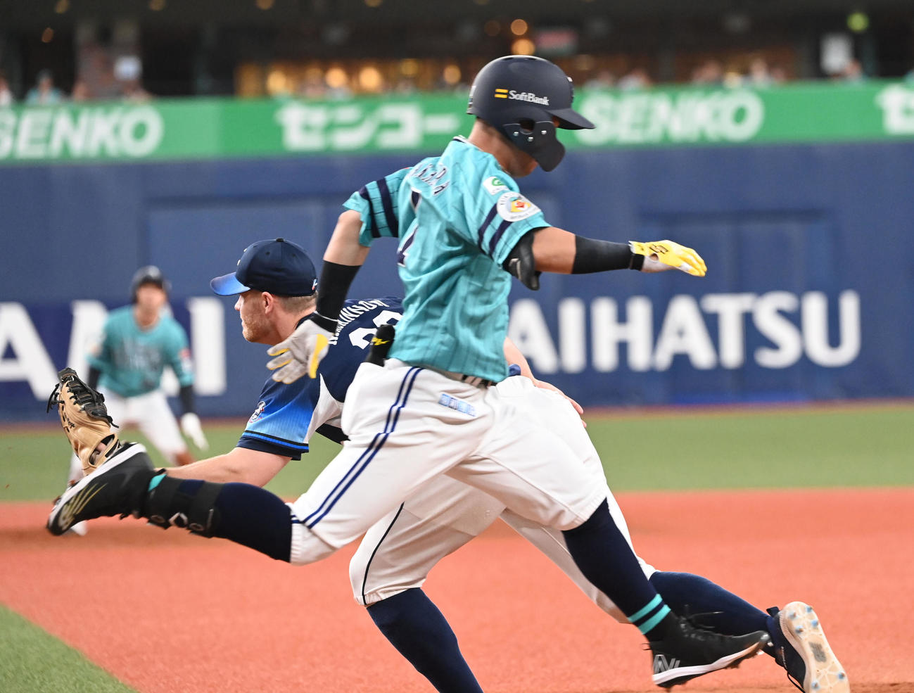 ソフトバンク対西武　8回裏ソフトバンク2死一、二塁、三ゴロに倒れた中村晃（撮影・和賀正仁）
