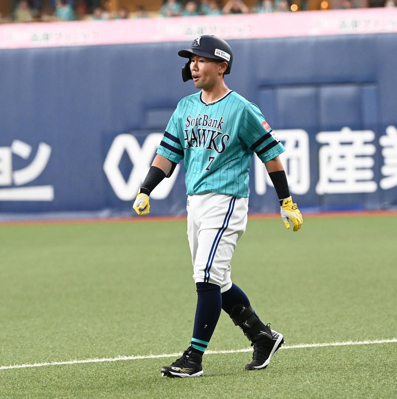 ソフトバンク対西武　8回裏ソフトバンク2死一、二塁、三ゴロに倒れた中村晃（撮影・和賀正仁）