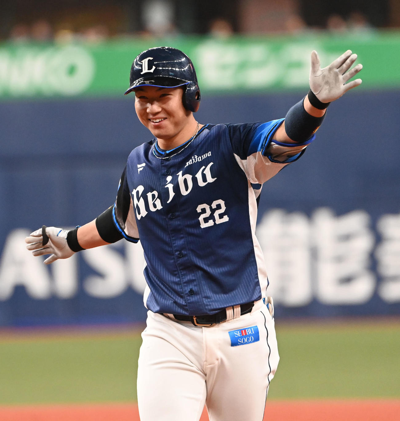 ソフトバンク対西武　2回表西武2死一、二塁、先制の中前適時打を放った古賀は笑顔で一塁ベースコーチとタッチ（撮影・和賀正仁）