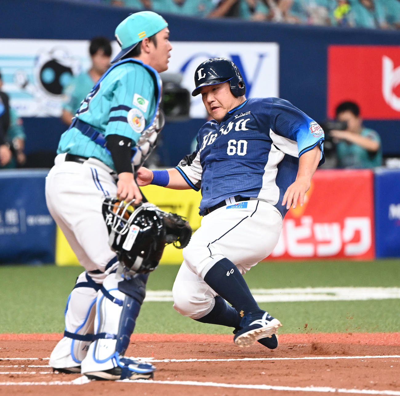 ソフトバンク対西武　2回表西武2死一、二塁、古賀の中前打で生還する中村、捕手甲斐（撮影・和賀正仁）