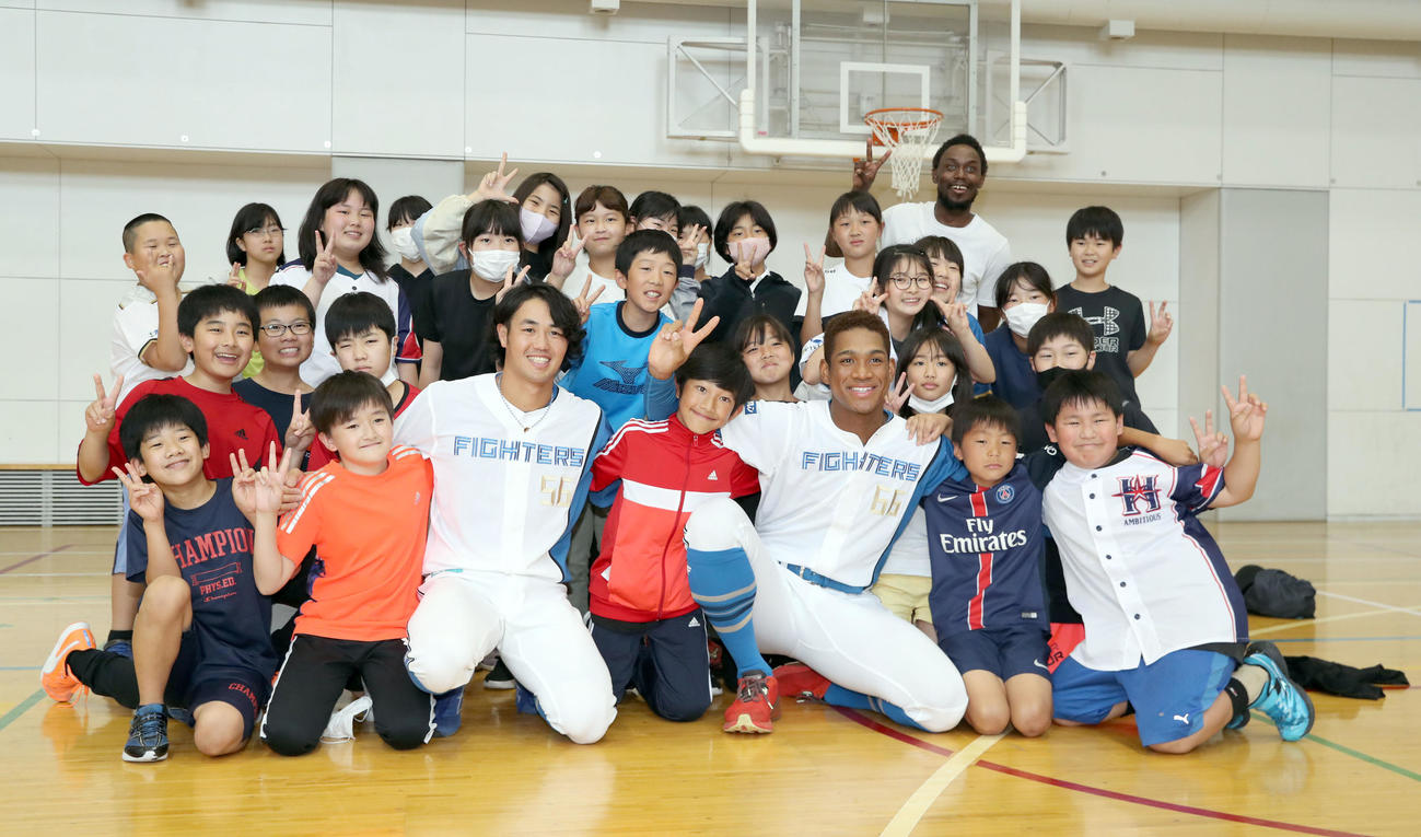北広島西部小学校を訪れ児童と記念撮影をする日本ハム細川（左）と万波（撮影・佐藤翔太）