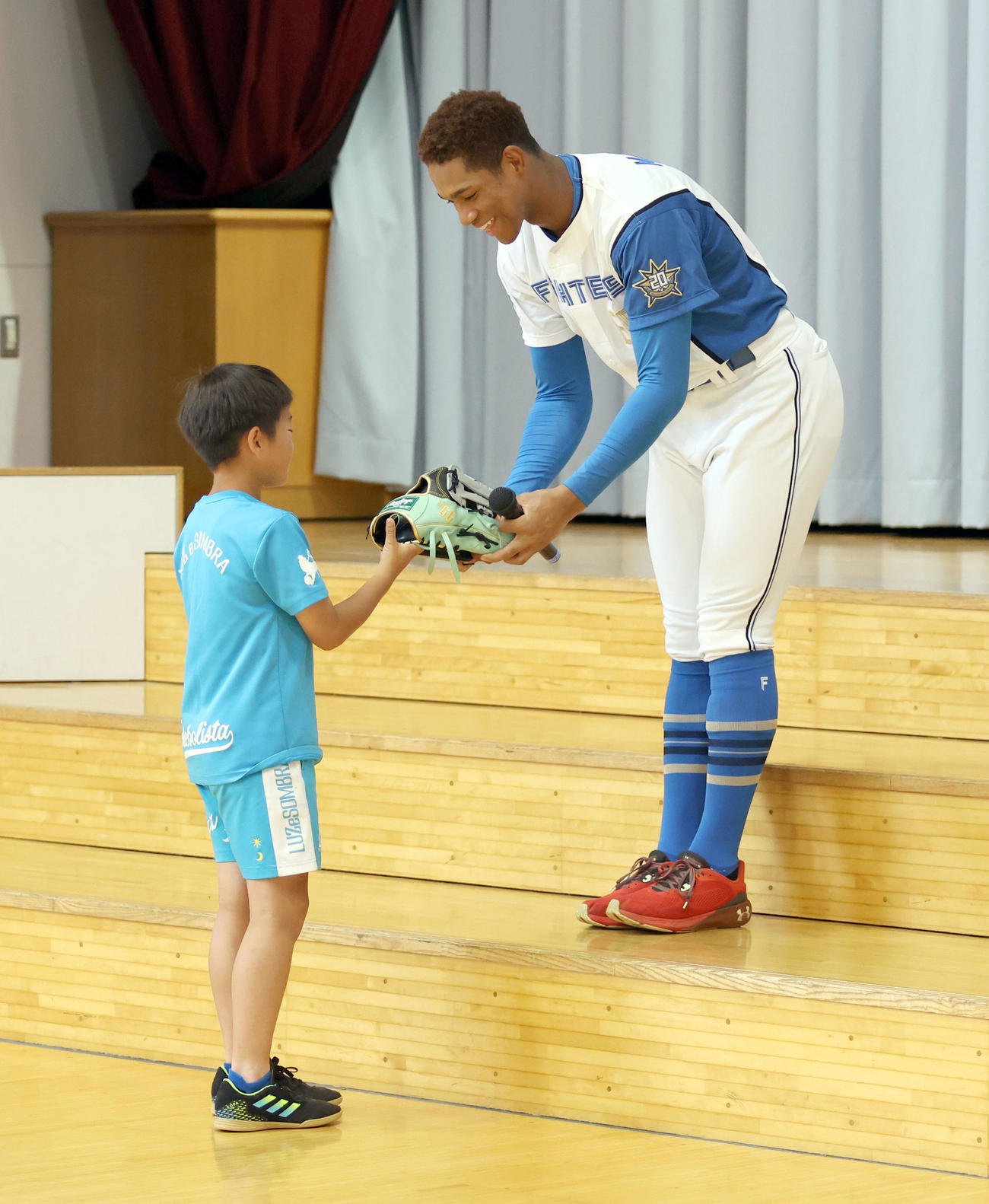 北広島西部小学校を訪れじゃんけんで勝ち残った児童にグラブをプレゼントする日本ハム万波（撮影・佐藤翔太）