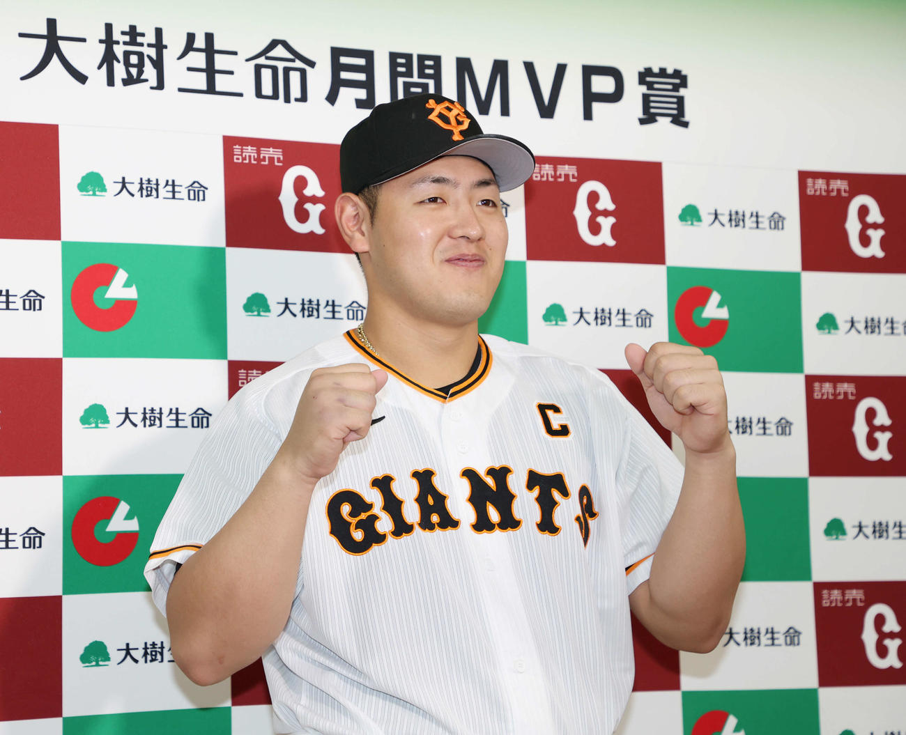 6月度月間MVPを受賞し、笑顔でガッツポーズする巨人岡本和（撮影・宮地輝）