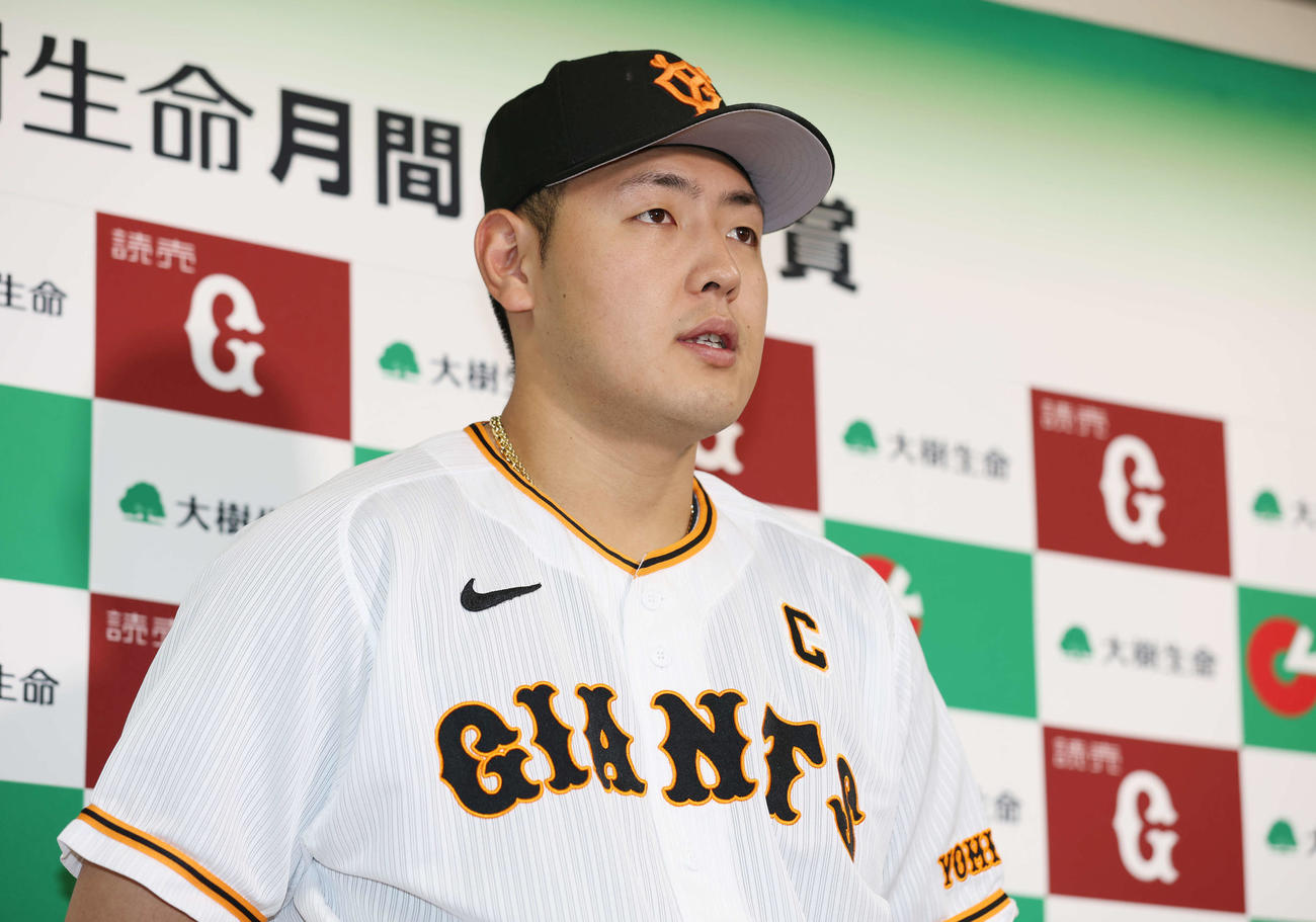 6月度月間MVPを受賞した巨人岡本和（撮影・宮地輝）