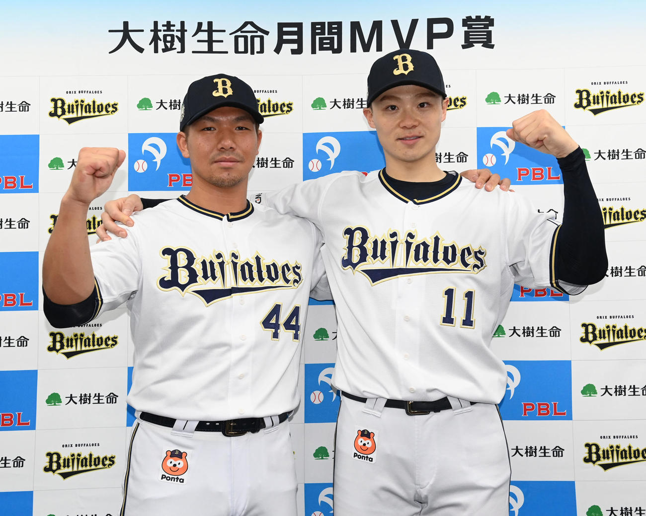 6月度の「大樹生命月間MVP賞」を受賞したオリックス頓宮（左）と山崎福（撮影・和賀正仁）