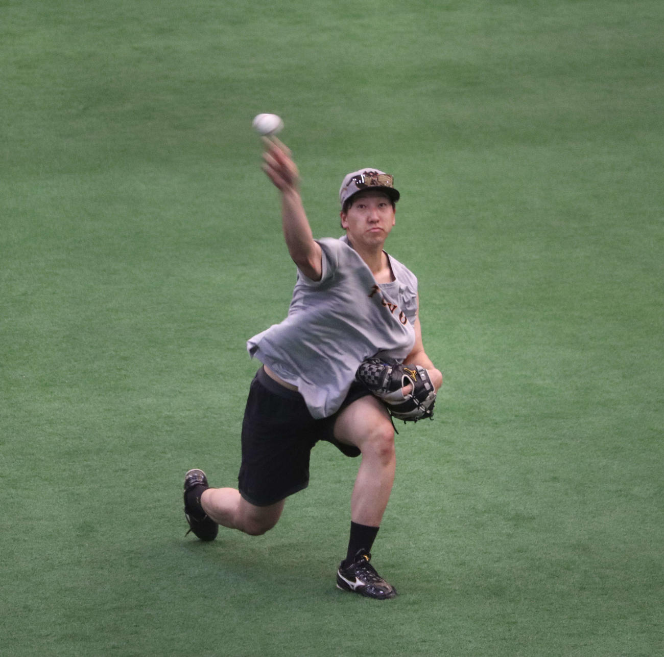 ジャイアンツ球場の室内練習場でキャッチボールをする巨人大勢（撮影・小早川宗一郎）