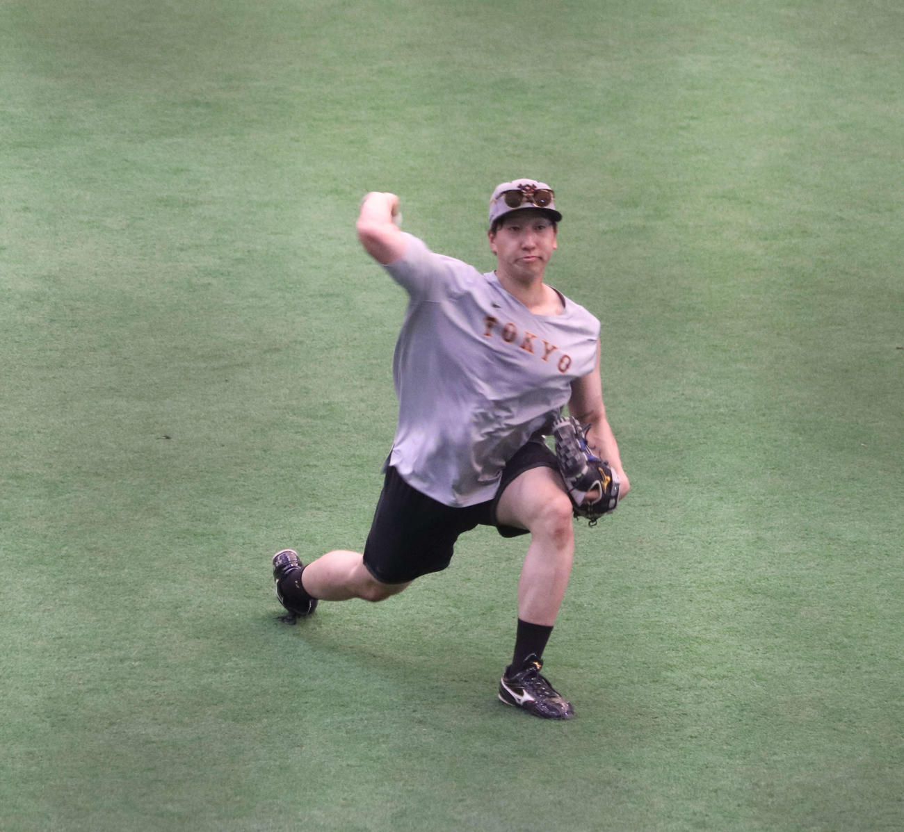ジャイアンツ球場の室内練習場でキャッチボールをする巨人大勢（撮影・小早川宗一郎）