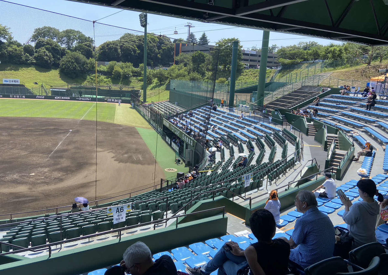 停電の影響で試合開始が遅れ、座って待つジャイアンツ球場のファン（撮影・小早川宗一郎）