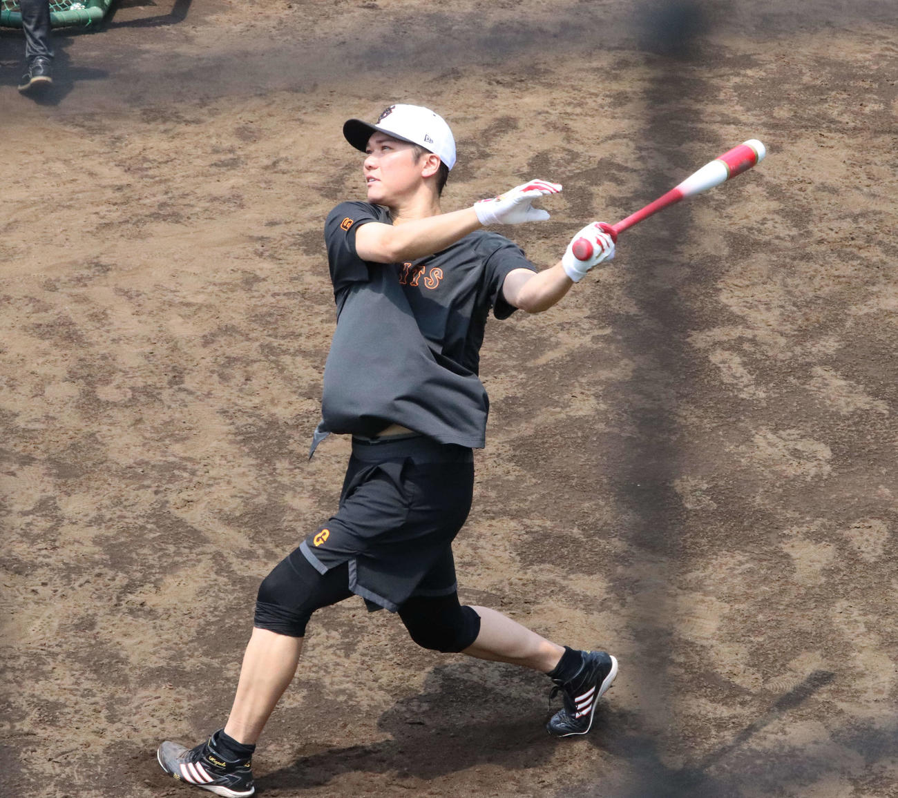 ジャイアンツ球場のグラウンドでロングティーをする巨人坂本（撮影・小早川宗一郎）