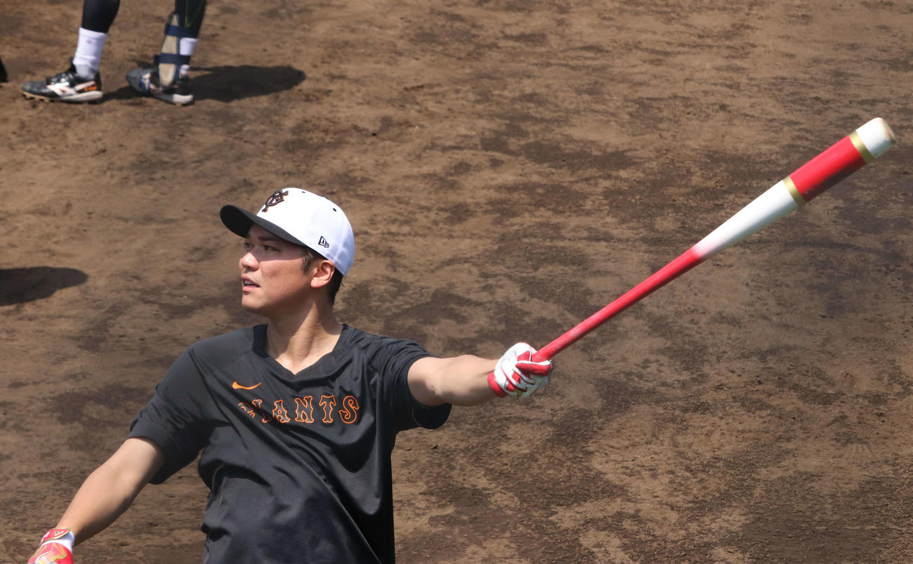 ジャイアンツ球場のグラウンドでロングティーをする巨人坂本（撮影・小早川宗一郎）