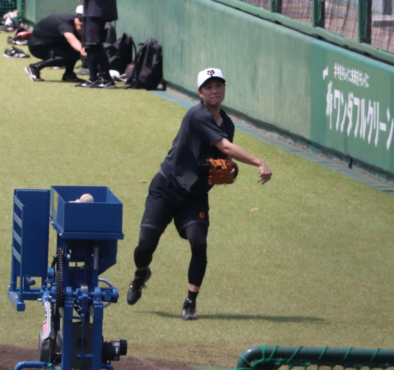ジャイアンツ球場のグラウンドでキャッチボールをする巨人坂本（撮影・小早川宗一郎）