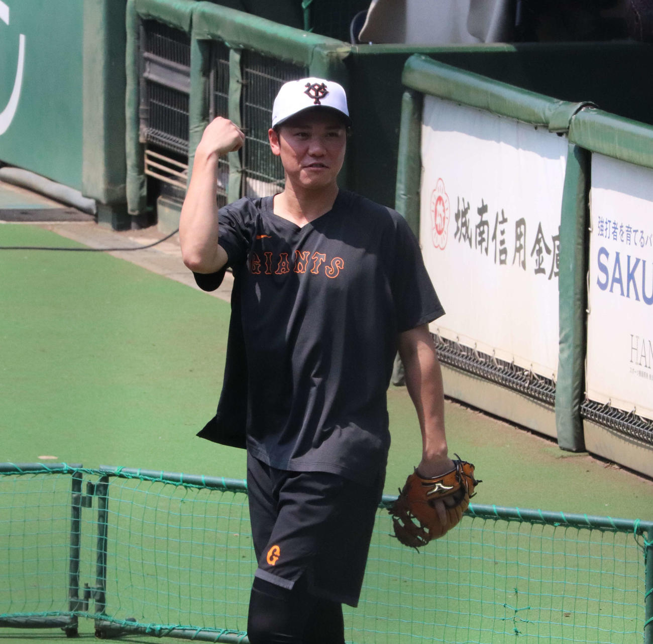 ジャイアンツ球場のグラウンドでキャッチボールをする巨人坂本（撮影・小早川宗一郎）