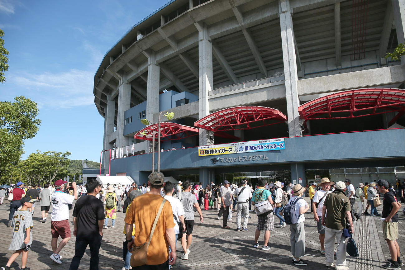 阪神対DeNA　多くのファンが訪れる倉敷マスカットスタジアム（撮影・上山淳一）