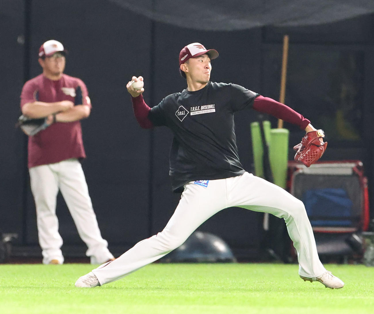 日本ハム対楽天　試合前、キャッチボールをする楽天荘司（撮影・佐藤翔太）