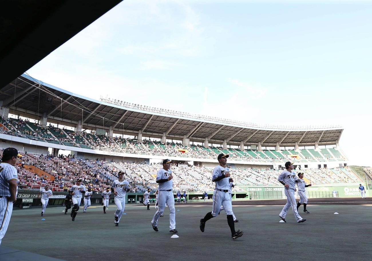 阪神対DeNA 4年ぶりのマスカットスタジアムでウオーミングアップをする阪神ナイン（撮影・上田博志）