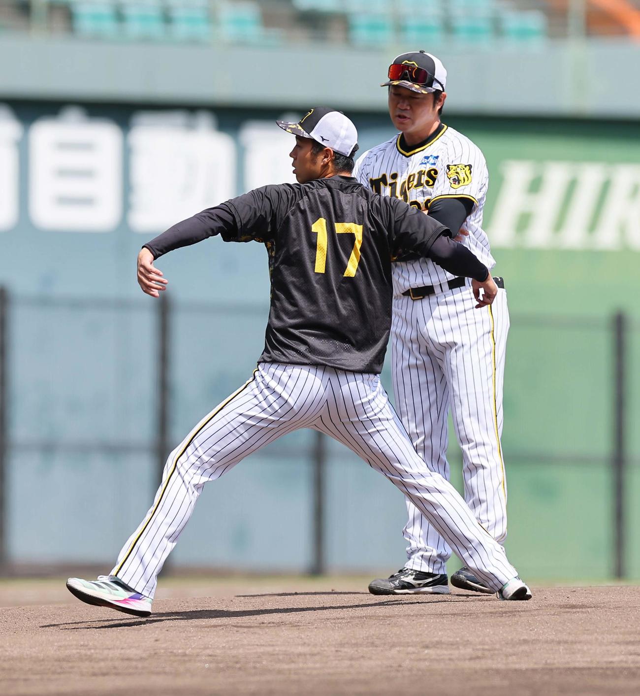 阪神対DeNA　倉敷マスカットスタジアムのマウンドでシャドーピッチングをする青柳（撮影・上田博志）