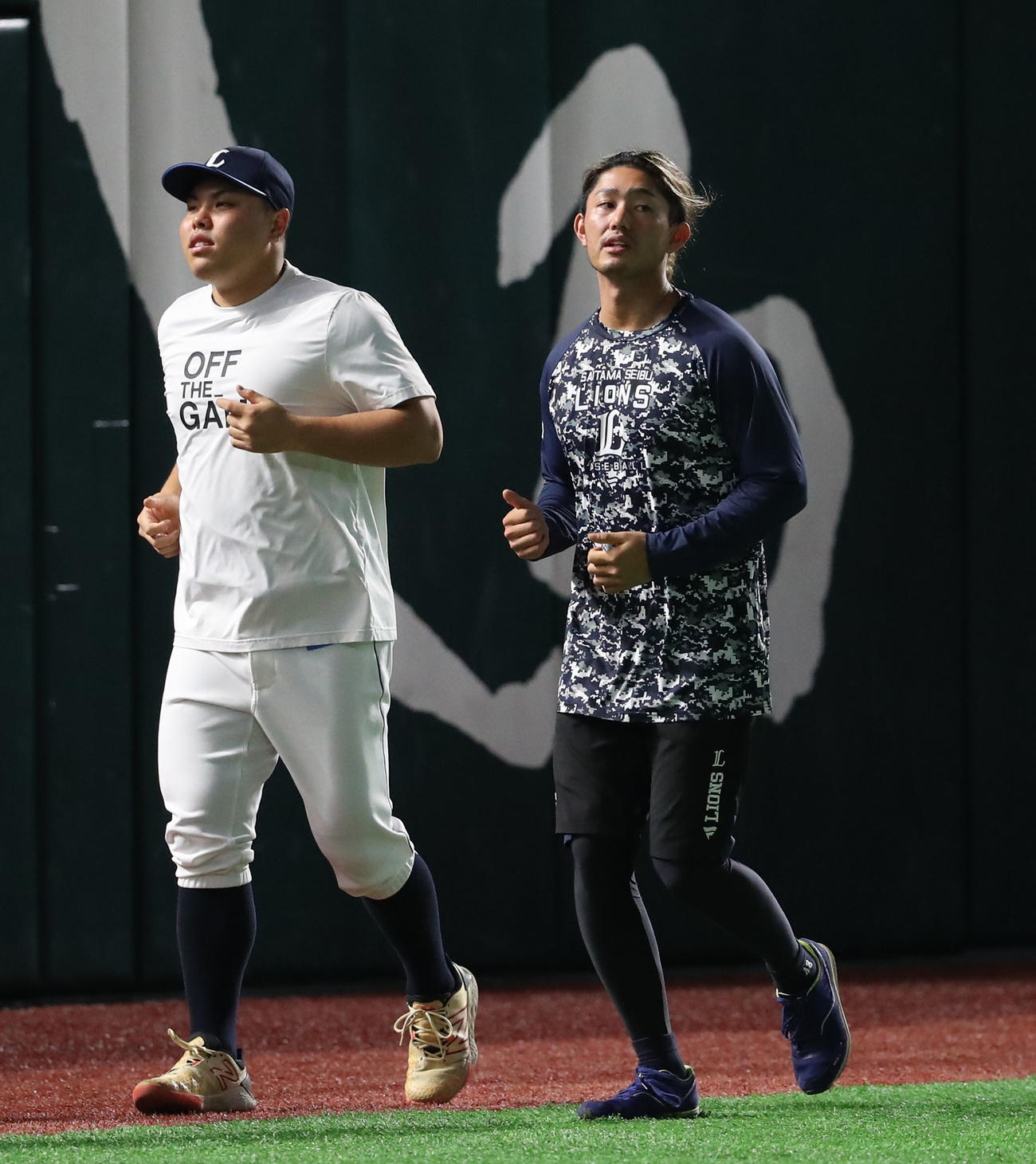 軽めのランニングで体をほぐす今井と平良（左）（撮影・梅根麻紀）