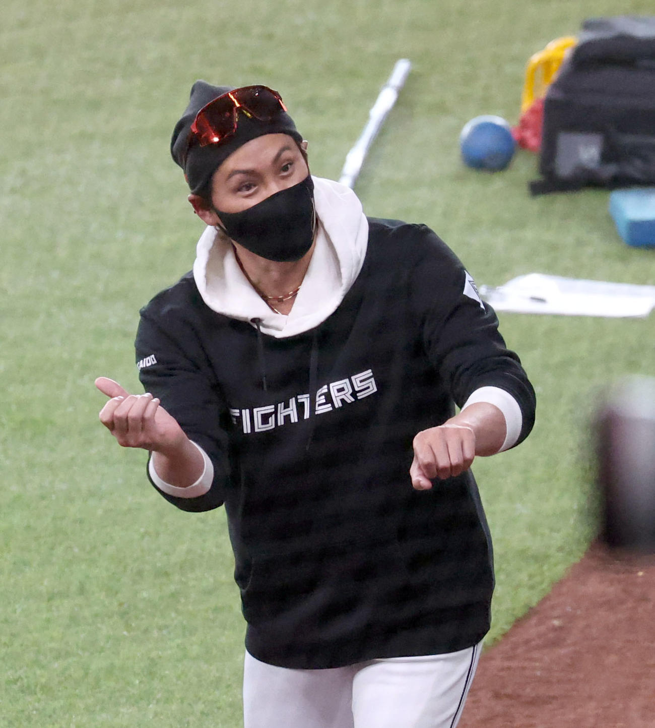 日本ハム対楽天　試合前、バント指導をする日本ハム新庄監督（撮影・佐藤翔太）