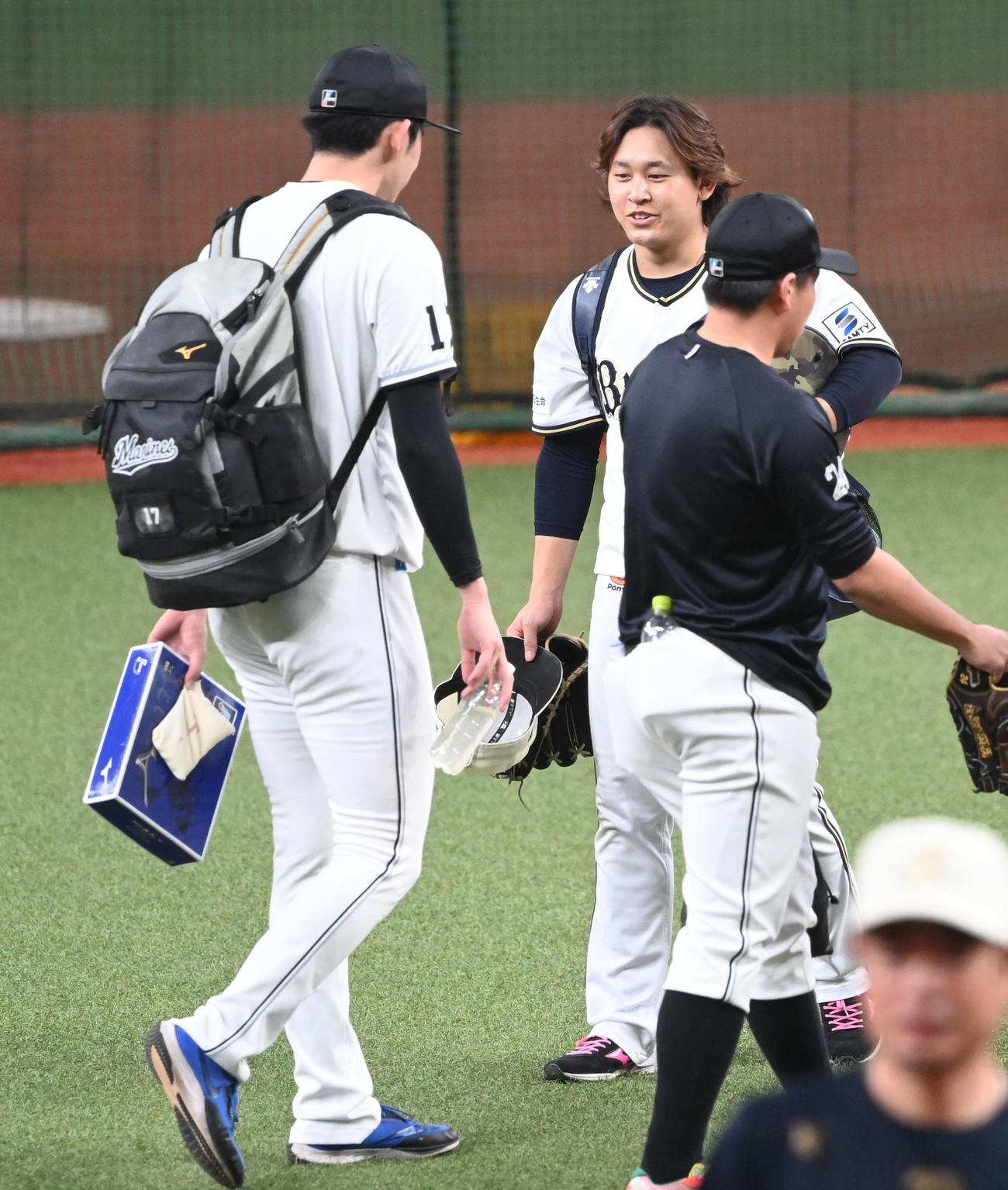 オリックス対ロッテ　試合前、談笑するオリックス宮城（右）とロッテ佐々木朗（撮影・和賀正仁）